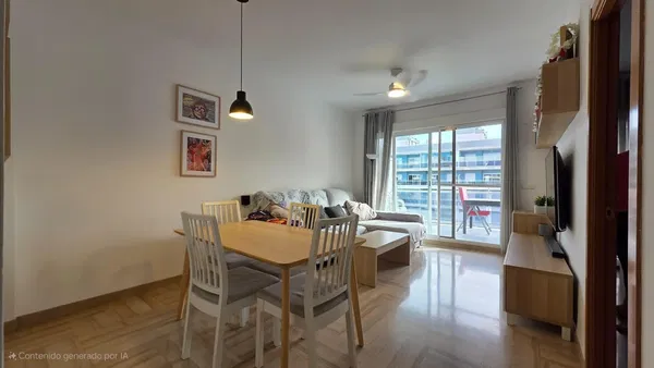 Σαλόνι; ξύλινο πάτωμα, φυσικό φως, μοντέρνο στυλ, ψηλά ταβάνια