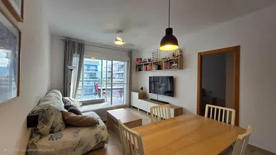 Σαλόνι; ξύλινο πάτωμα, φυσικό φως, μοντέρνο στυλ, ψηλά ταβάνια