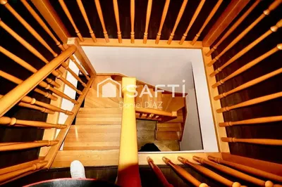 Σαλόνι; ξύλινο πάτωμα, φυσικό φως, μοντέρνο στυλ, ψηλά ταβάνια