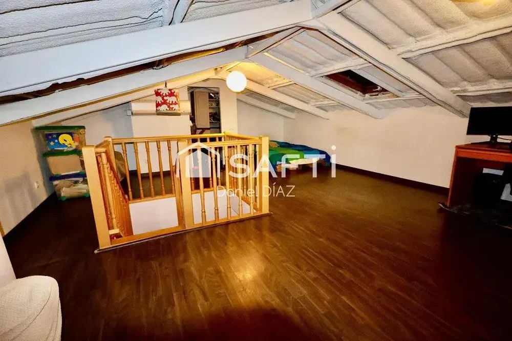 Σαλόνι; ξύλινο πάτωμα, φυσικό φως, μοντέρνο στυλ, ψηλά ταβάνια