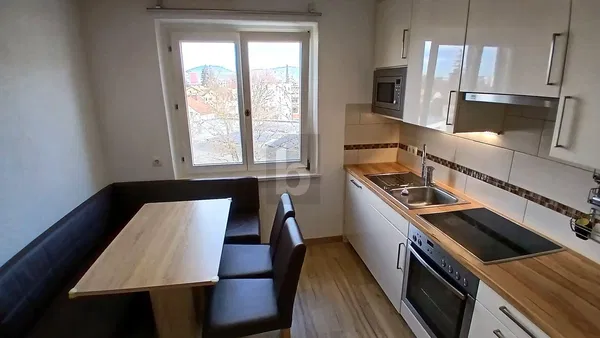 Obývací pokoj; dřevěná podlaha, přirozené světlo, moderní styl, vysoké stropy