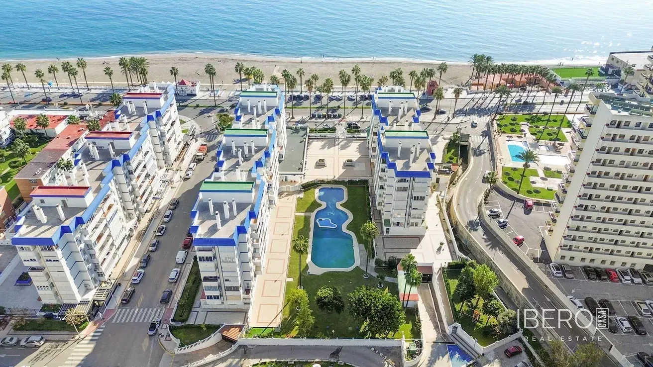 Woonkamer; houten vloer, natuurlijk licht, moderne stijl, hoge plafonds