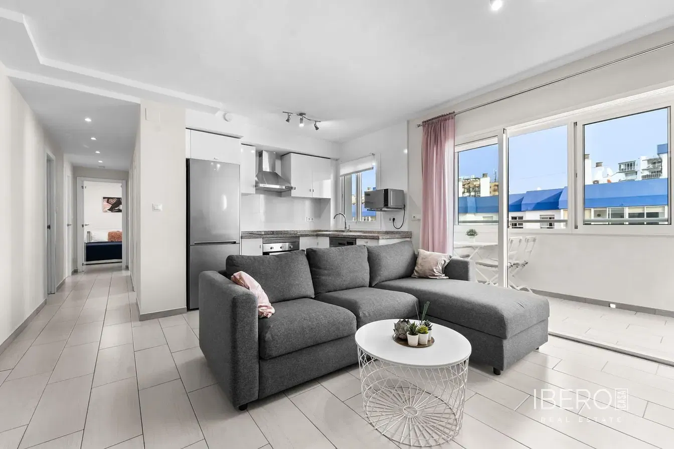 Woonkamer; houten vloer, natuurlijk licht, moderne stijl, hoge plafonds