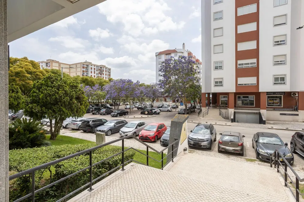 Дневна соба; дрвени под, природно светло, модерни стил, високи плафони