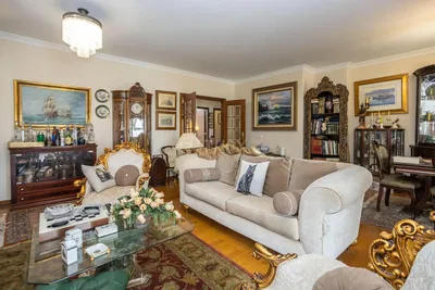 غرفة معيشة; أرضية خشبية, ضوء طبيعي, أسلوب عصري, أسقف عالية