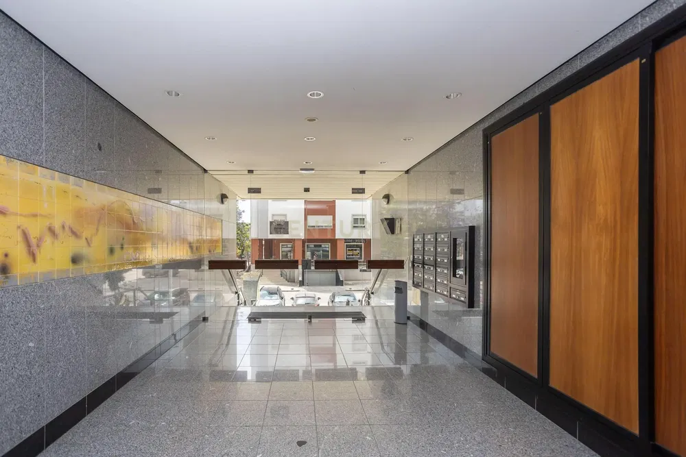 غرفة معيشة; أرضية خشبية, ضوء طبيعي, أسلوب عصري, أسقف عالية