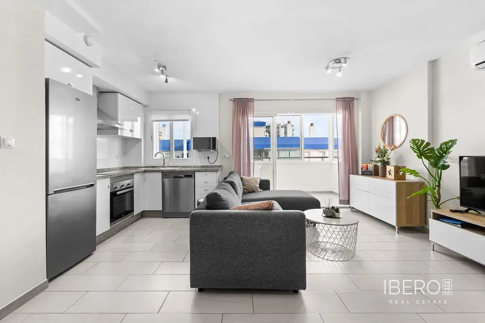 Salon; podłoga drewniana, światło dzienne, styl nowoczesny, wysokie sufity