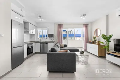 Salon; podłoga drewniana, światło dzienne, styl nowoczesny, wysokie sufity