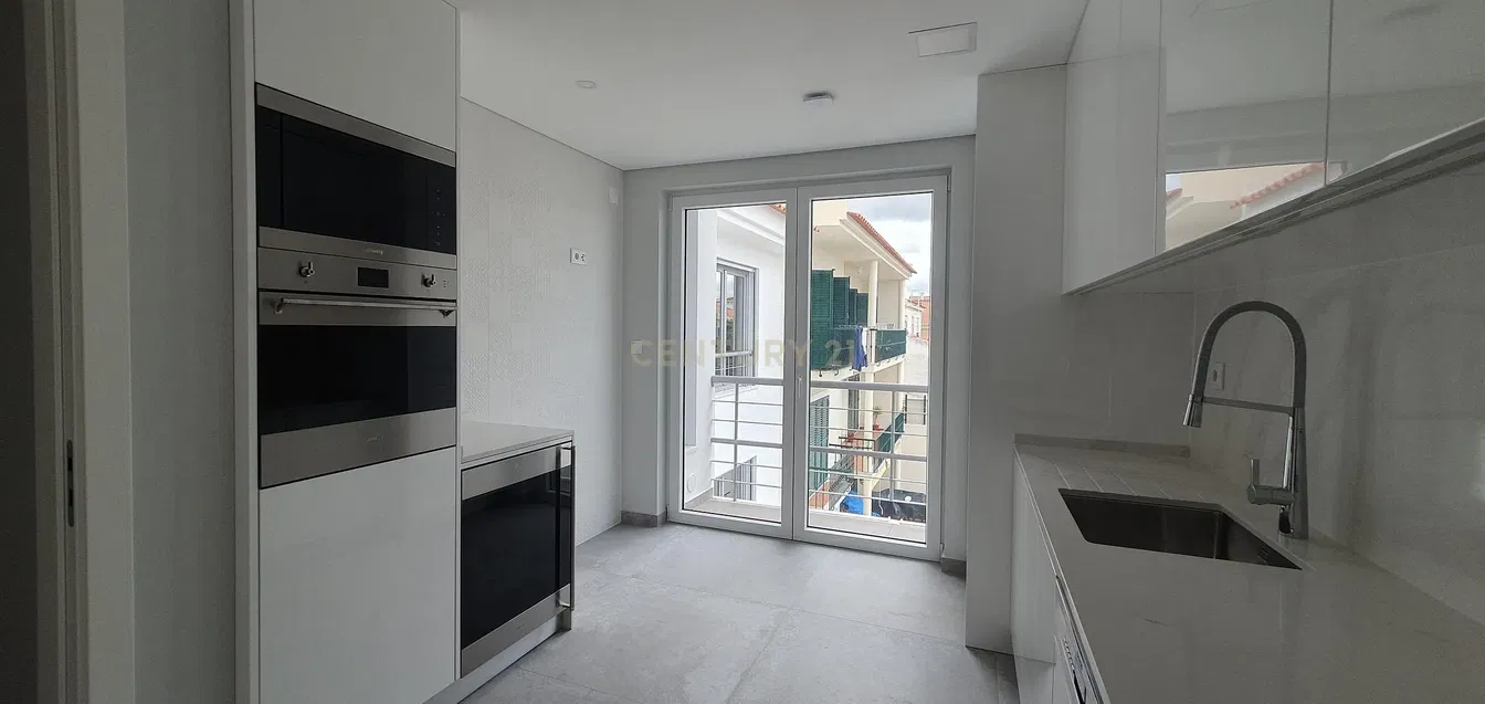 Σαλόνι; ξύλινο πάτωμα, φυσικό φως, μοντέρνο στυλ, ψηλά ταβάνια