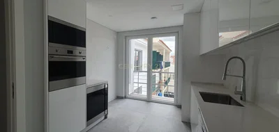 Obývací pokoj; dřevěná podlaha, přirozené světlo, moderní styl, vysoké stropy