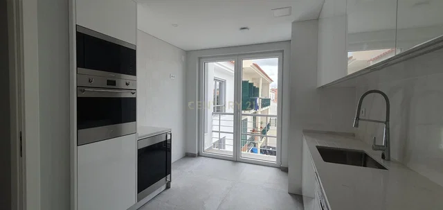 Wohnzimmer; holzboden, tageslicht, moderner stil, hohe decken