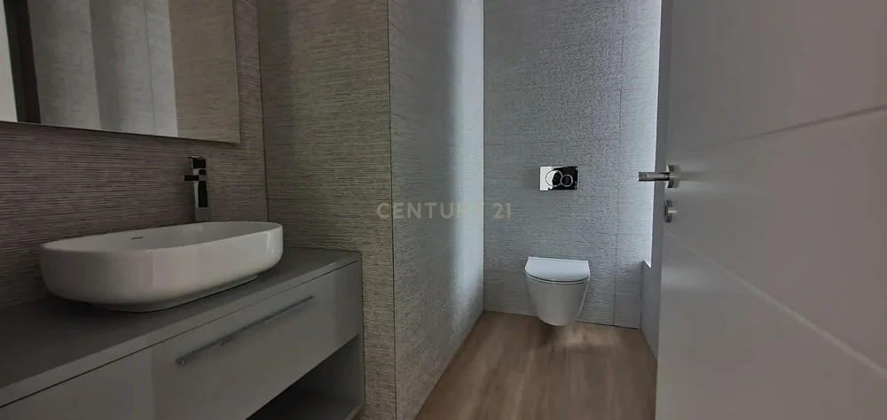 Obývací pokoj; dřevěná podlaha, přirozené světlo, moderní styl, vysoké stropy