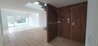 Wohnzimmer; holzboden, tageslicht, moderner stil, hohe decken