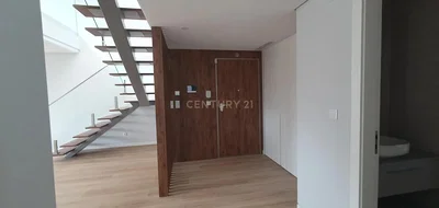 Obývací pokoj; dřevěná podlaha, přirozené světlo, moderní styl, vysoké stropy