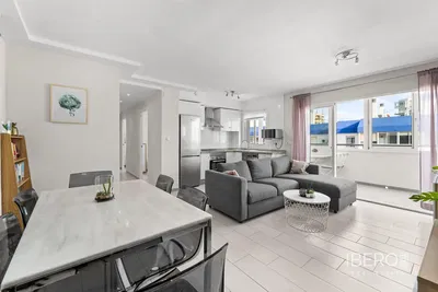 Salon; podłoga drewniana, światło dzienne, styl nowoczesny, wysokie sufity