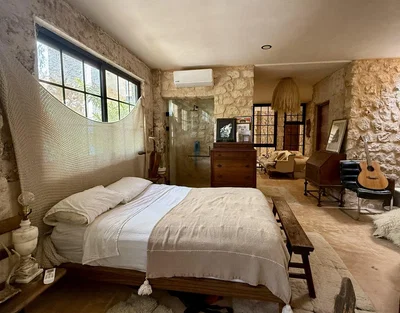 Cucina; elettrodomestici, pavimento in legno, luce naturale, stile moderno