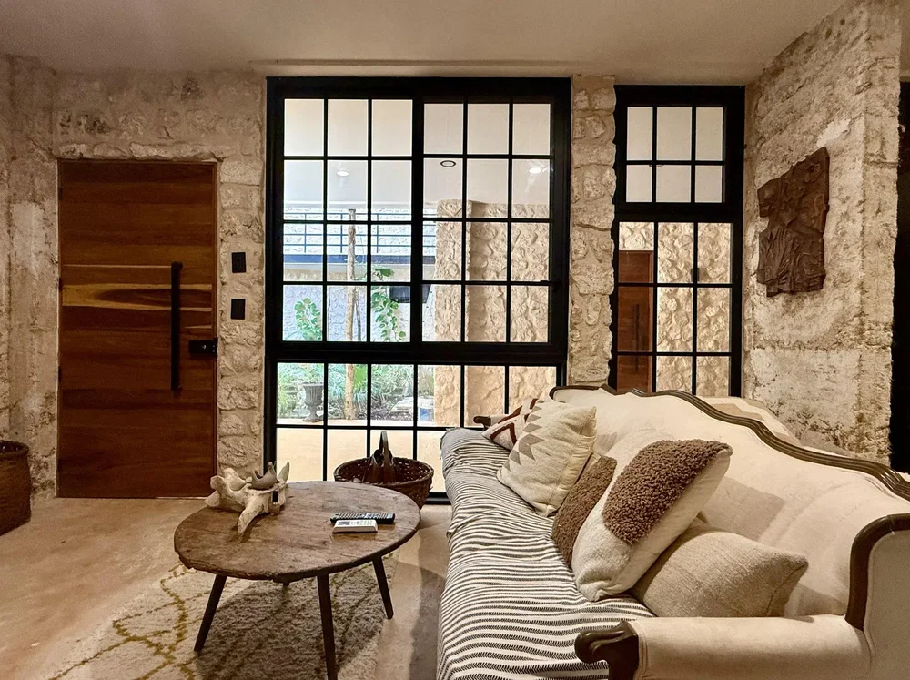 Soggiorno; pavimento in legno, luce naturale, stile moderno, soffitti alti