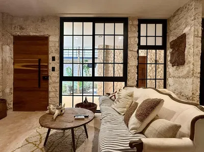 Salon; parquet, lumière naturelle, style moderne, hauteur sous plafond