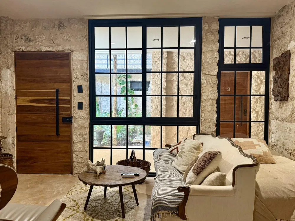 Soggiorno; pavimento in legno, luce naturale, stile moderno, soffitti alti