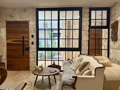 Soggiorno; pavimento in legno, luce naturale, stile moderno, soffitti alti