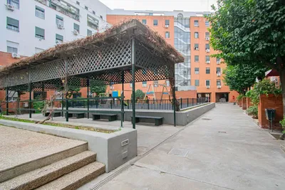 Salón; suelo de madera, luz natural, estilo moderno, techos altos