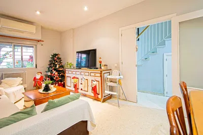 Salón; suelo de madera, luz natural, estilo moderno, techos altos