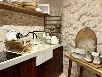 Soggiorno; pavimento in legno, luce naturale, stile moderno, soffitti alti