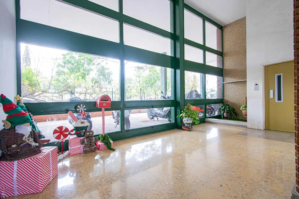 Salon; podłoga drewniana, światło dzienne, styl nowoczesny, wysokie sufity