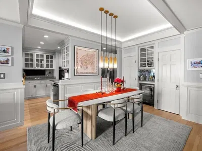 Living room; wood floor, natural light, modern style, high ceiling