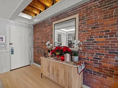 Living room; wood floor, natural light, modern style, high ceiling