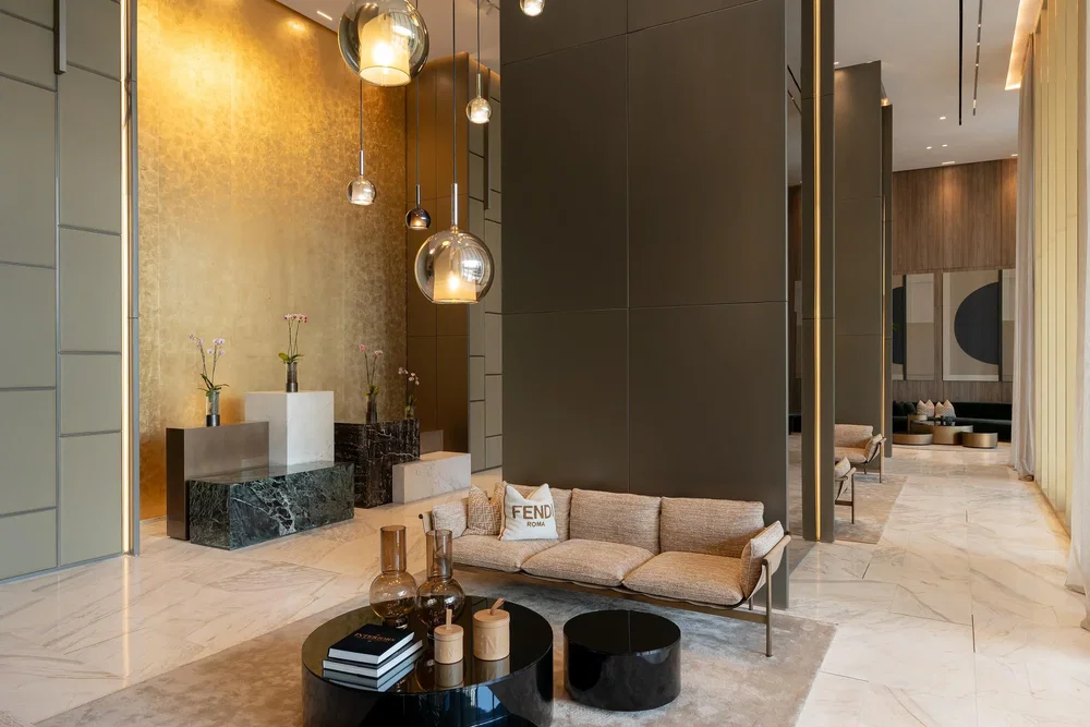 Living room; wood floor, natural light, modern style, high ceiling