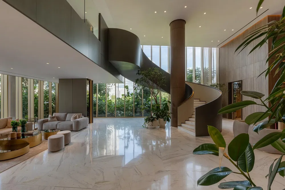 غرفة معيشة; أرضية خشبية, ضوء طبيعي, أسلوب عصري, أسقف عالية