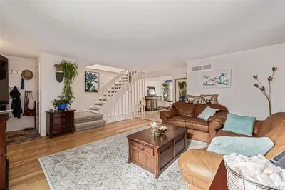 Living room; wood floor, natural light, modern style, high ceiling