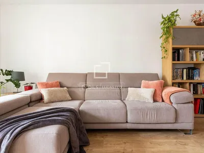 Oturma odası; ahşap zemin, doğal ışık, modern stil, yüksek tavan