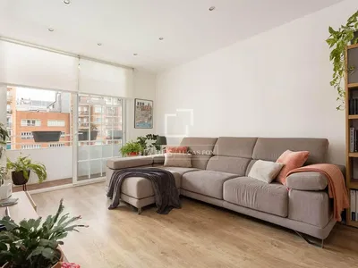 Oturma odası; ahşap zemin, doğal ışık, modern stil, yüksek tavan