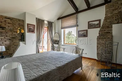 Wohnzimmer; holzboden, tageslicht, moderner stil, hohe decken