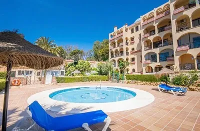 Dnevna soba; drveni pod, prirodno svjetlo, moderni stil, visoki plafoni