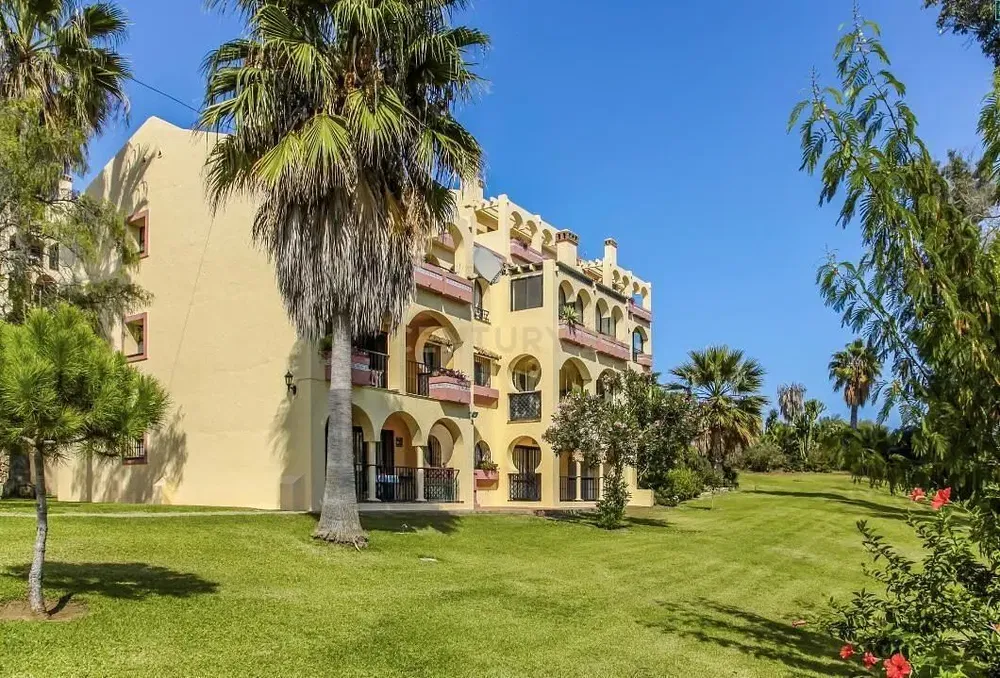 Dnevna soba; drveni pod, prirodno svjetlo, moderni stil, visoki plafoni