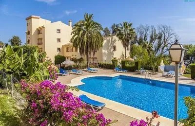 Dnevna soba; drveni pod, prirodno svjetlo, moderni stil, visoki plafoni