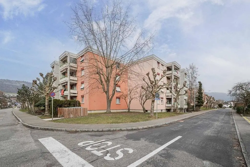 Soggiorno; pavimento in legno, luce naturale, stile moderno, soffitti alti