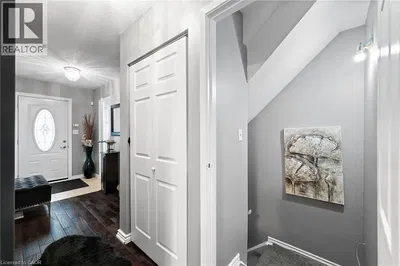 Wohnzimmer; holzboden, tageslicht, moderner stil, hohe decken