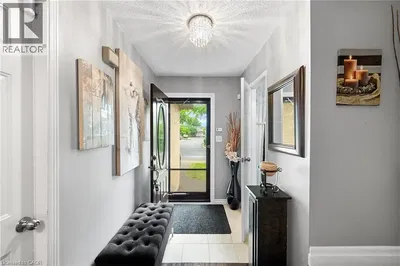 Хол; дървен под, естествена светлина, модерен стил, високи тавани