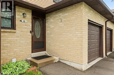 Wohnzimmer; holzboden, tageslicht, moderner stil, hohe decken