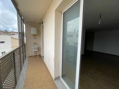 Kuchnia; sprzęt kuchenny, podłoga drewniana, światło dzienne, styl nowoczesny, wyremontowany