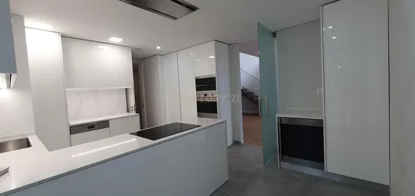 Salón; suelo de madera, luz natural, estilo moderno, techos altos