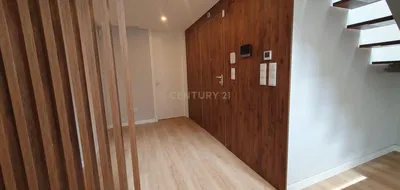 Wohnzimmer; holzboden, tageslicht, moderner stil, hohe decken