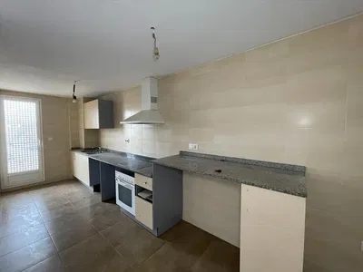 Obývací pokoj; dřevěná podlaha, přirozené světlo, moderní styl, vysoké stropy