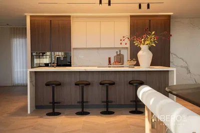 Oturma odası; ahşap zemin, doğal ışık, modern stil, yüksek tavan