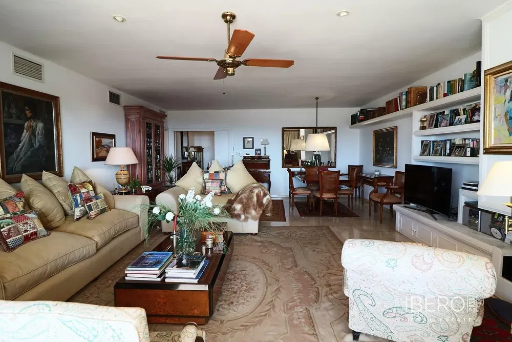 Σαλόνι; ξύλινο πάτωμα, φυσικό φως, μοντέρνο στυλ, ψηλά ταβάνια