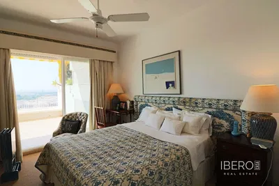 Σαλόνι; ξύλινο πάτωμα, φυσικό φως, μοντέρνο στυλ, ψηλά ταβάνια